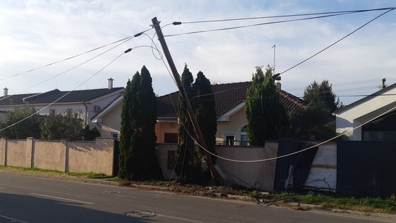 FOTO: Padnutý stĺp vo Vrakuni - Nahnevaný starosta Kuruc kritizuje nečinnosť kompetentných