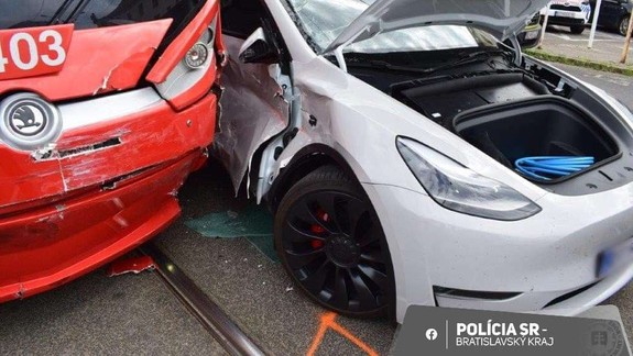 Na križovatke Vajnorská a Odborárska sa zrazilo auto s električkou, v Bratislave sa tvoria kolóny