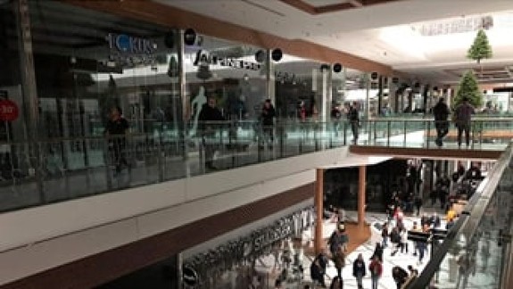 FOTO a VIDEO: Šialenstvo v nákupných centrách vrcholí - v Auparku situáciu skomplikoval ešte aj výpadok elektriny