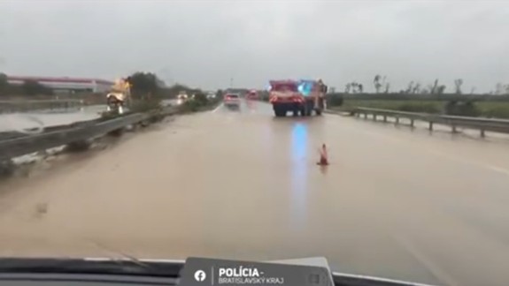 Doprava: Viaceré úseky v Bratislave a okolí sú pre počasie neprejazdné