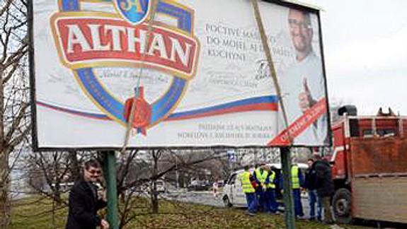 Mesto nedokáže odstrániť nelegálnu reklamu, tak odstraňuje tú legálnu