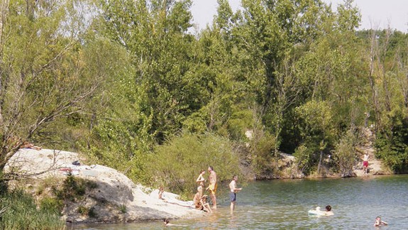 Vyčistili Jarovské jazero, kúpať sa tam aj tak nesmie