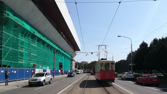 Nehoda: Na Námestí Ľ. Štúra sa zrazila električka s dvoma osobnými autami