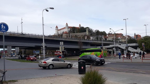 FOTO: Už ste videli osobné auto ako čaká pri priechode spolu s chodcami na zelenú?