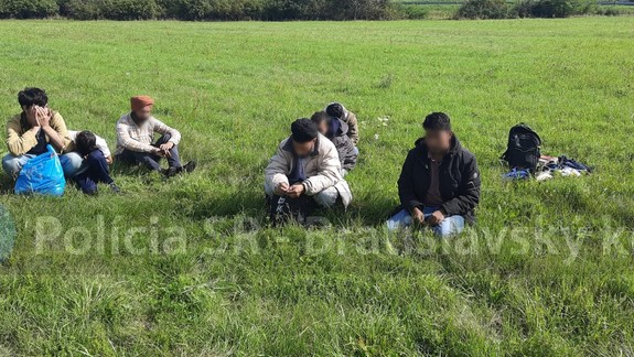 Migranti ukrytí v návese vozidla skončili v rukách polície