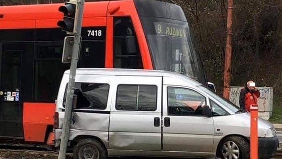 Nehoda: Do Karlovej Vsi nejazdia električky