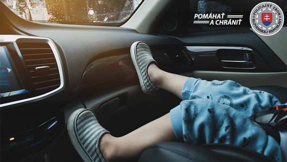 Nechať dieťa v aute v horúčavách môže mať trestnoprávnu dohru