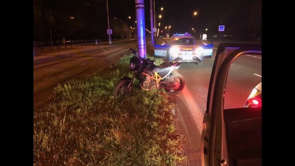 Šialená naháňačka: Nadrogovaný motorkár sa snažil v uliciach ujsť policajtom rýchlosťou 160 km/h
