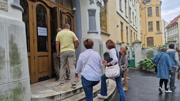 Niektorí prišli už o pol siedmej: V Starom Meste na prvých voličov nečakali