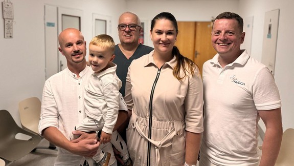 Výborná práca lekárov: Chlapček s vrodenou chybou má vďaka operáciám nádej na normálnu chôdzu