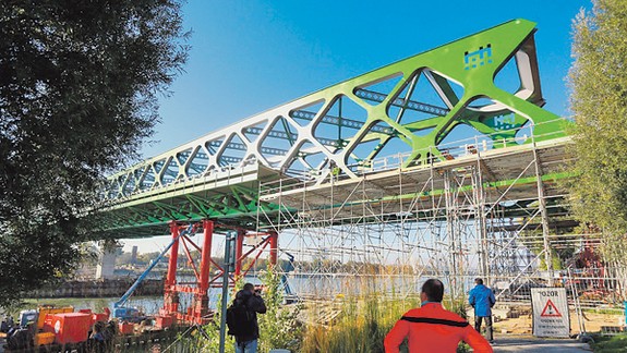 Most je spojený, posledné dva výsuvy premostili Dunaj o takmer 70 metrov