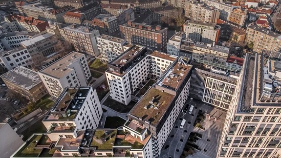 FOTO a VIDEO: Na Námestí Mateja Korvína pribudla socha v hodnote niekoľkých miliónov eur!