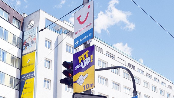 Magistrát toleruje tabule na stĺpoch verejného osvetlenia aj bez zmlúv