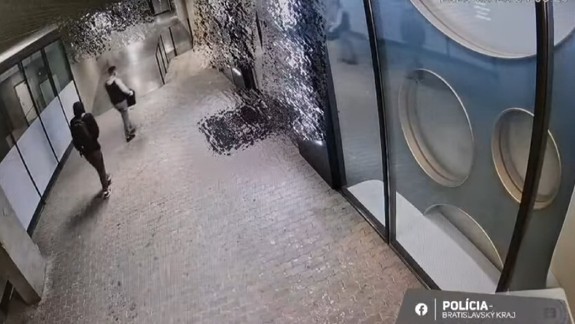 VIDEO: Poznáte pánov na záberoch? Do prevádzky sa dobýjali sekerou i hadzaním balvanu