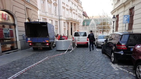 FOTO Klobučnícka ulica: Autá už zmizli, osádzajú kvetináče na stromy