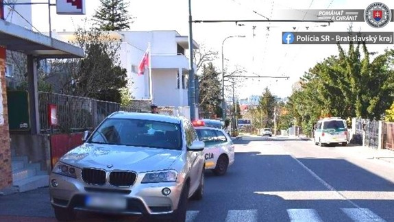 Opitá žena za volantom BMW: Za bieleho dňa narazila v Starom Meste do dvoch áut