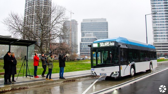 Do Bratislavy dorazil prvý 12-metrový mestský vodíkový autobus na Slovensku