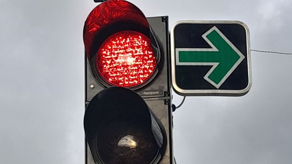 Nová dopravná značka: Cez túto križovatku môžete prejsť aj na červenú, musíte však vedieť ako