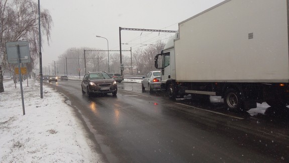V Bratislave opäť sneží: Kolóny, nehody, MHD mešká do 20 minút