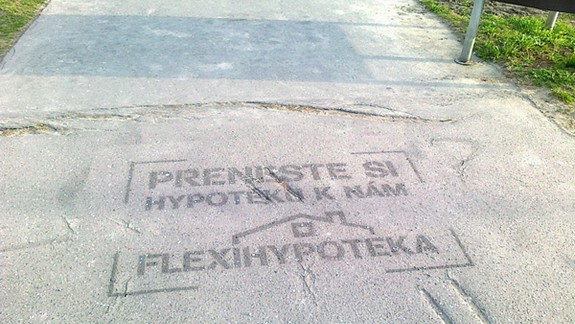 Reklama na chodníkoch je len vyčistená parou