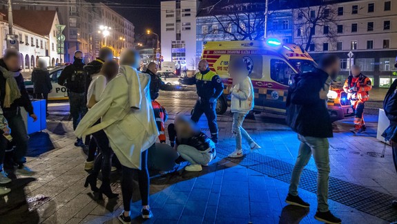 FOTO: Na Hurbanovom námestí napadli agresori dvojicu mladíkov. Oboch zranili