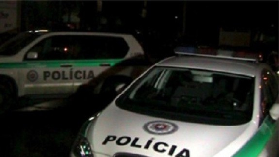 Rušný policajný víkend: Popri ceste poskakoval exhibicionista Zoltán z Galanty