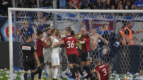 Barbarstvo na Tehelnom poli nezostane bez následkov - ako ŠK Slovan potrestá svojich chuligánov za ich výtržnosti?