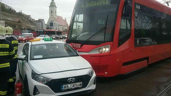 Nehoda na nábreží: Električka sa zrazila s osobným autom