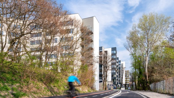 Dúbravskú cestu sprejazdnili, pribudla cyklotrasa a chodník