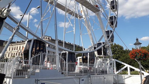 FOTO a VIDEO: Ruské koleso už funguje, koľko za túto atrakciu zaplatíte?