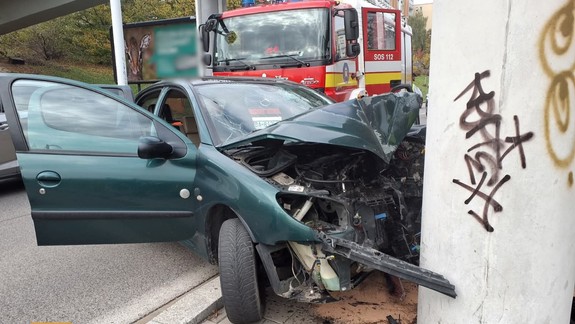 Nehoda na Karloveskej: Vodič vezúci dve deti narazil čelne do betónu