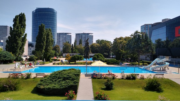 Povolenie na prevádzku dostali zatiaľ štyri prírodné kúpaliská a 258 bazénov