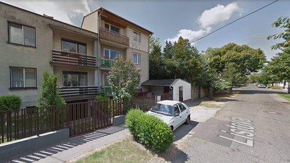 Do bytu k staršej imobilnej dôchodkyni vliezla žena cez balkónové dvere, aby ju okradla o peniaze...