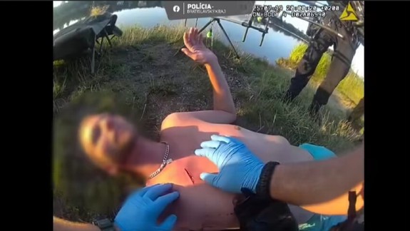 VIDEO: Agresívny Filip počas rybačky napadol druhého muža mačetou