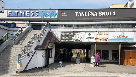 Kuriózna situácia v Dúbravke: Už roky netušia, komu asfalt patrí a kto ho má opraviť...