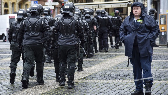 VIDEO - Protesty v Bratislave: Polícia zasiahla proti blokácii cesty pri Hodžovom námestí