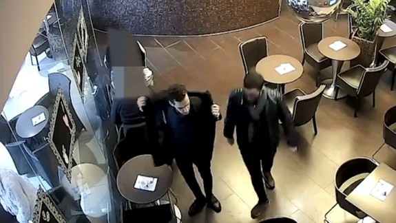 VIDEO: Takto mužovi kradli z bundy peňaženku, v ktorej mal takmer 20-tisíc eur!