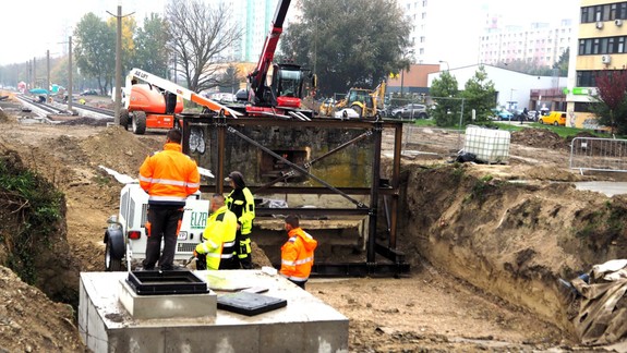 Výstavba električkovej trate: Protitankovú stenu, ktorá stojí v ceste, budúci týždeň presunú