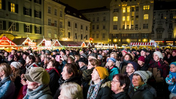 FOTO: V centre mesta otvorili vianočné trhy. Spolu je tu 140 stánkov