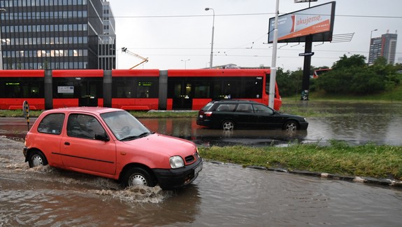 Pozor, aj dnes rátajte s búrkami!
