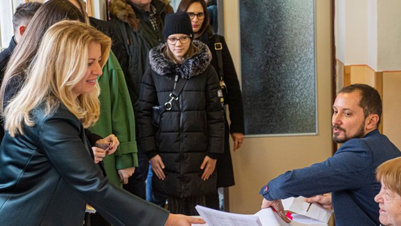 FOTO: Prezidentka Čaputová volila aj s dcérami v Pezinku a primátor Vallo si k urne doslova odbehol