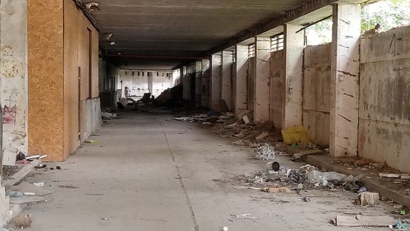 Asociáli, špina či dezolátny stav: Obyvatelia panelákov s pochôdznymi terasami sú zúfalí, no bezmocní