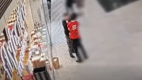 VIDEO: Kradnú sa už aj knihy, zlodej nastriekal predavačovi do tváre slzotvorný sprej