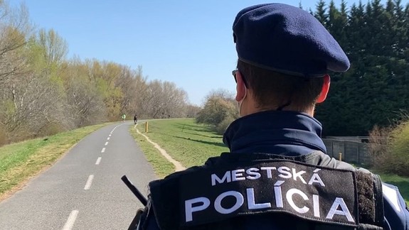 Dohováraniu je koniec, pokutu za nenosenie rúška budú policajti dávať aj v prírode