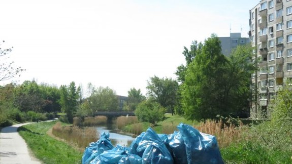 Petržalka je zase o niečo čistejšia, vyzbierali 750 kilogramov odpadu