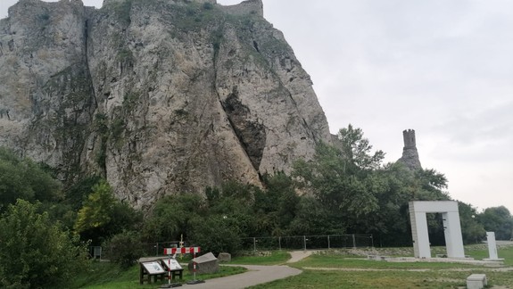 V Devíne čistia horolezci hradnú skalu od náletovej zelene, ľudí vyzývajú na opatrnosť