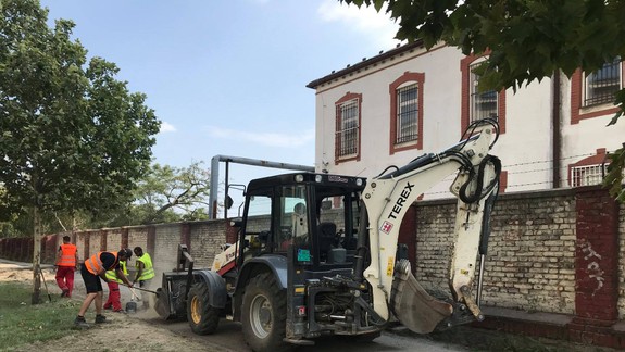 FOTO: Na Jarošovej ulici budujú súbežne nový chodník aj cyklotrasu