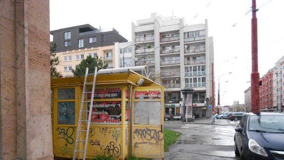 Ďalší chátrajúci stánok mizne z ulice, dnešnú demontáž však museli prerušiť