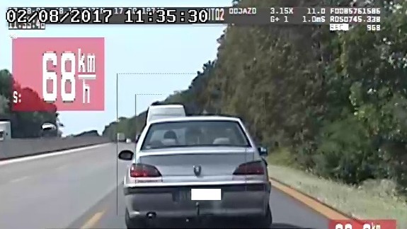 Tak tomu sa povie mať zlý deň. Tento vodič na zážitok s policajtmi tak skoro nezabudne