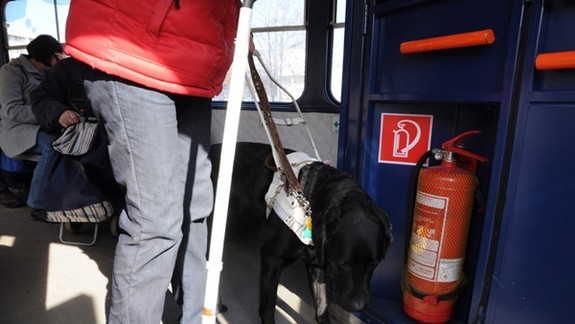 Ohľaduplnosti k nevidiacim cestujúcim má učiť aj reklama